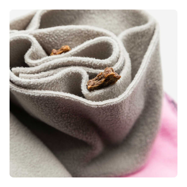 Detailaufnahme des Fleece-Innenteils der Sniffroll von Knauder’s Best mit versteckten Leckerlis – interaktives Schnüffelspielzeug für Hunde